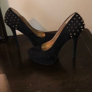 Black pumps